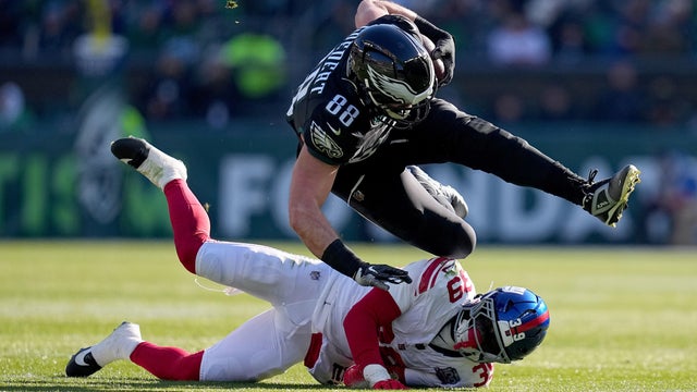 giants-eagles-dallas-goedert.jpg 