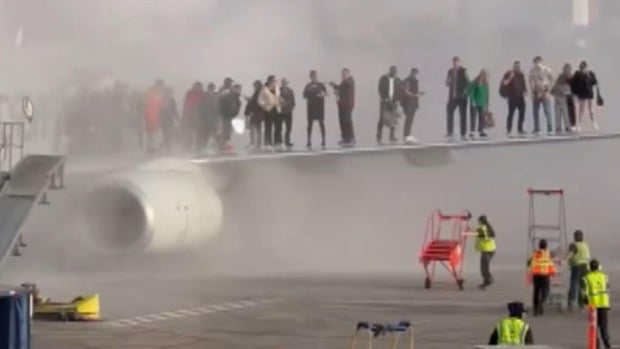 wing-denver-plane-evacuation.jpg 