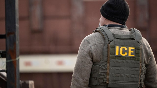 ICE Agents Carry Out Raid On Undocumented Immigrants In Chicago 