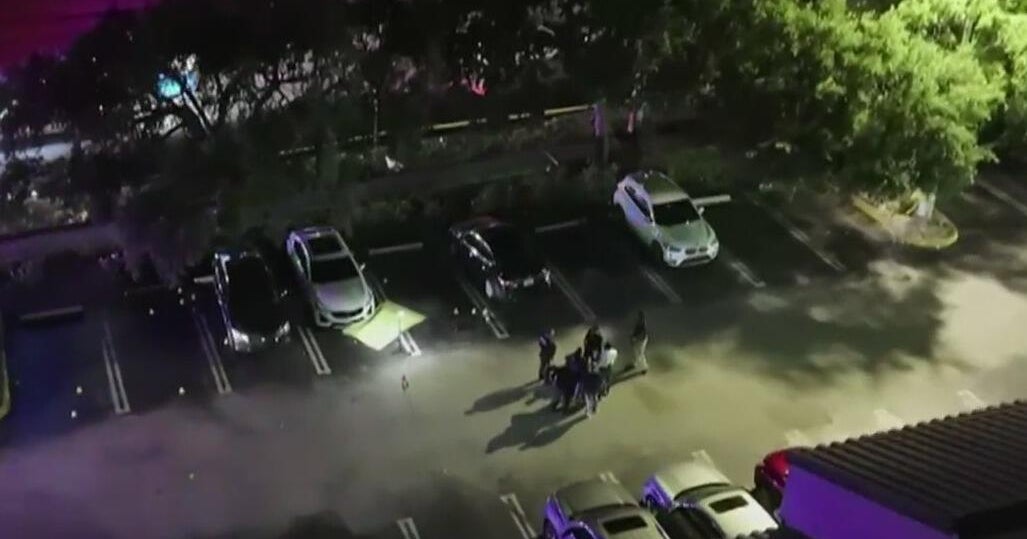2 killed, suspect on the run after Miami Gardens shooting 