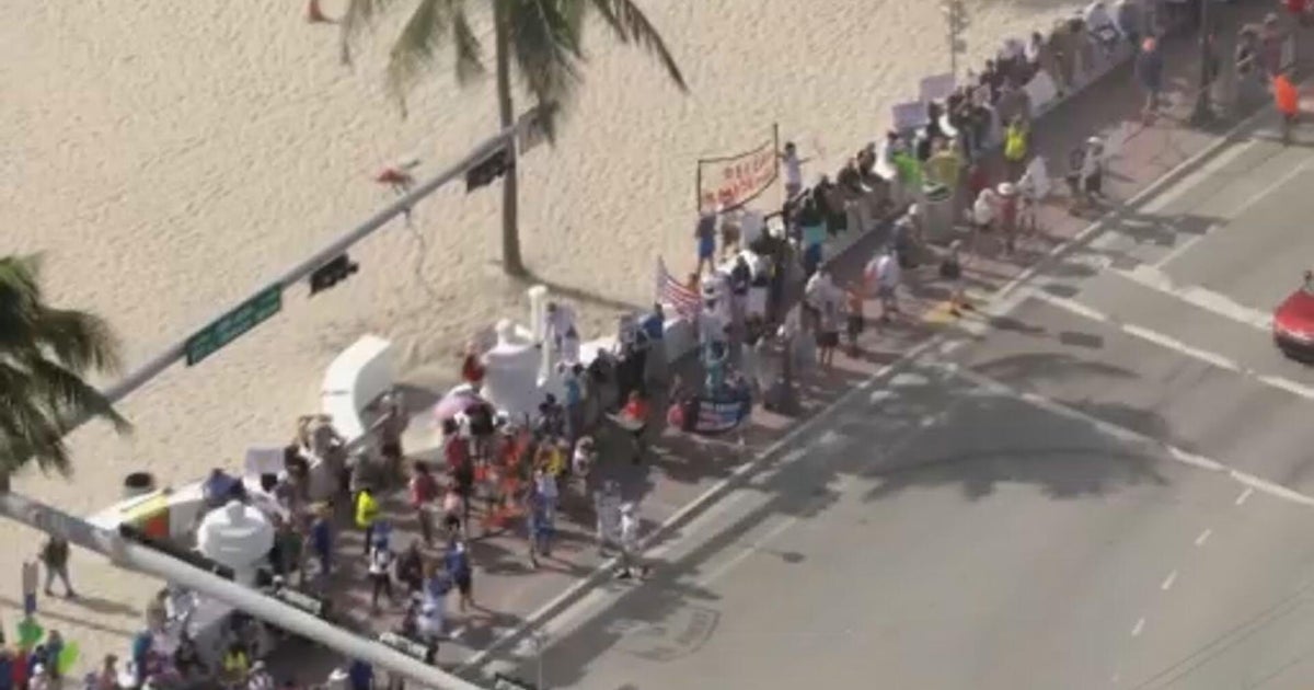 "No Kings" protesters pack State Road A1A in Fort Lauderdale 